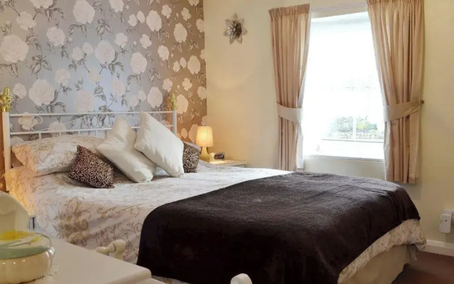 Cottage - Sleeps 3, Parking & Fishing