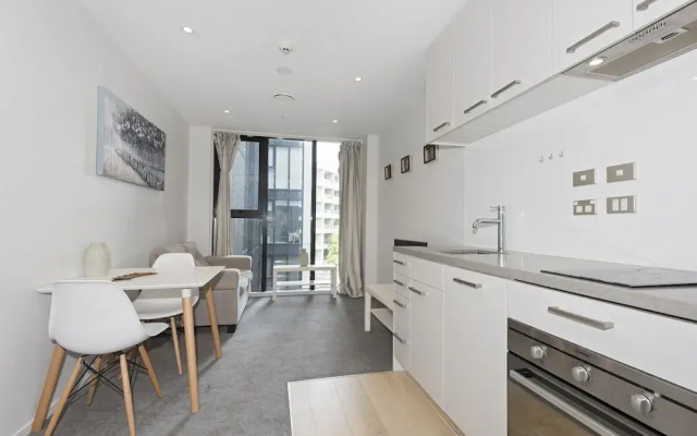 Stylish Modern Studio, Queens Resid, Gym & Pool