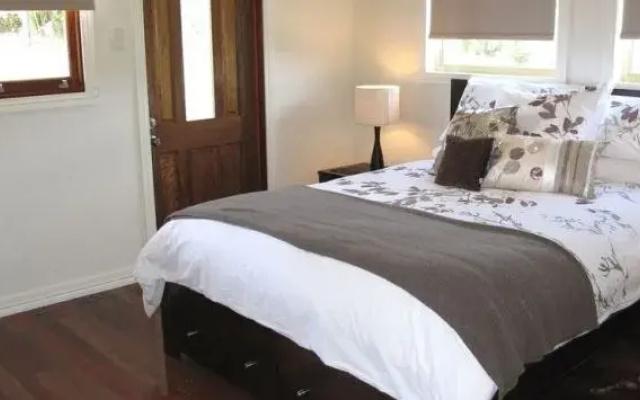 Jacaranda Creek Farmstay & B&B