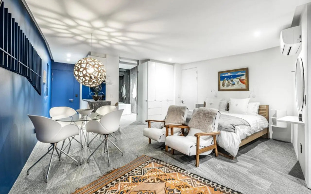 17 Marine, Designer Solar Powered Apt