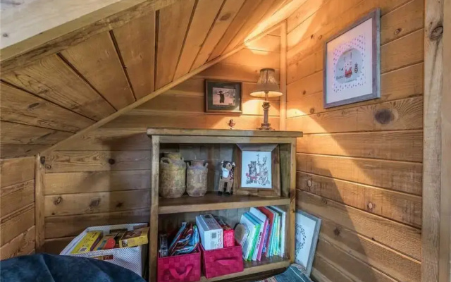 The Breathe Inn - Two Bedroom Cabin with Hot Tub