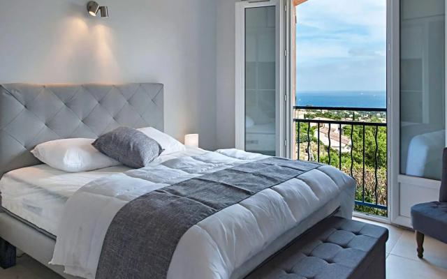 Luxurious Villa in Les Issambres with swimming pool and Sauna