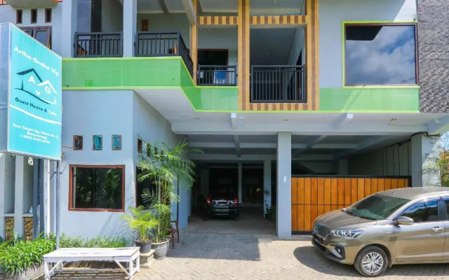OYO 2453 Artha Graha Vip