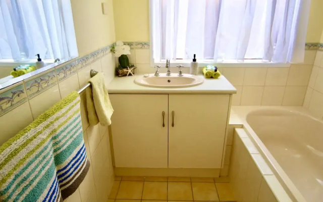Lakeside Getaway - 4BR Jetty Wi-fi Waterfront