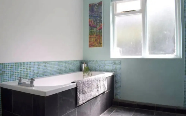 Lovely 2 Bed Apartment with Garden