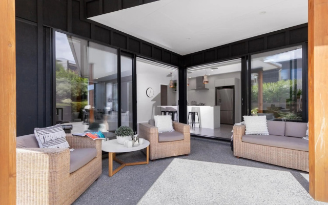 Stylish Villa Escape - Matakana Holiday Home