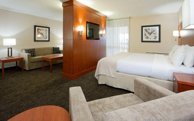 Holiday Inn Oakville Centre by IHG
