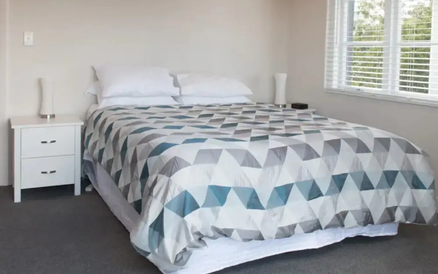 Freshly Renovated 2 Bedroom Apartment With Terrace