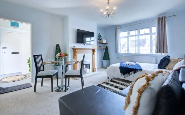 Private Family Apartment in Posh SW1 London