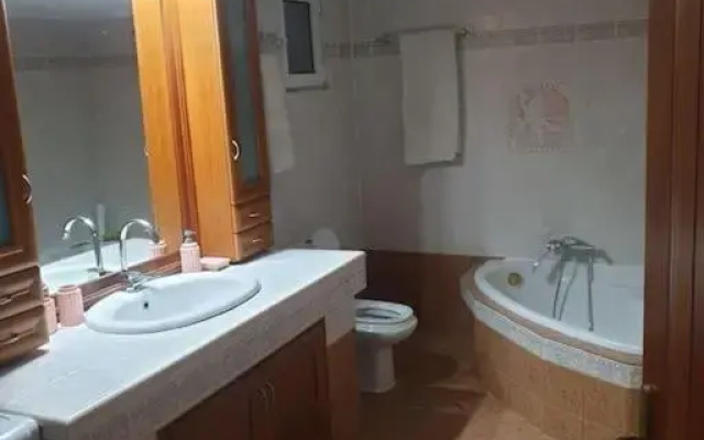 Πολυτελής όροφο διαμέρισμα, κοντά στην παραλία με εσωτερικό τζακι.