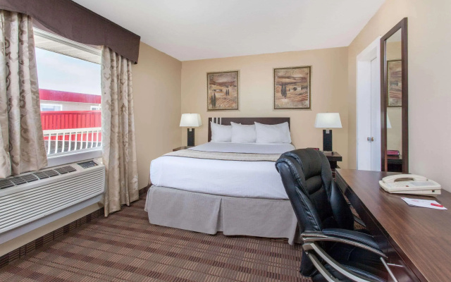 Econo Lodge Inn & Suites