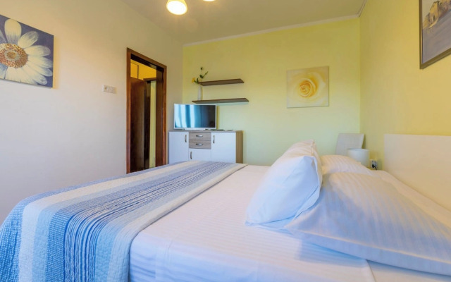 Apartments and Rooms Dotli