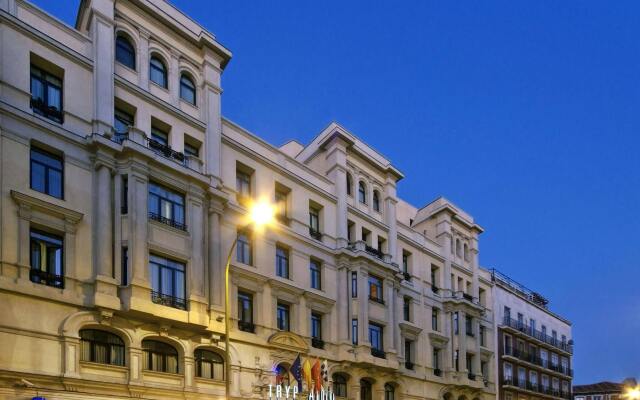 Отель Tryp Madrid Atocha Hotel Испания, Мадрид - 8 отзывов об отеле, цены и фото номеров - забронировать отель Tryp Madrid Atocha Hotel онлайн вид на фасад