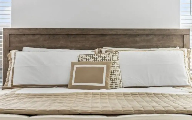 NEW King Bed Disney Contemporary Townhouse