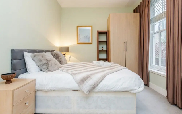 Stylish 3 Bed 3 bath in Kens High St