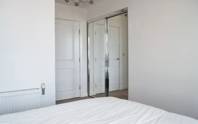 2 Bedroom Riverside Flat in Greenwich With Large Balcony