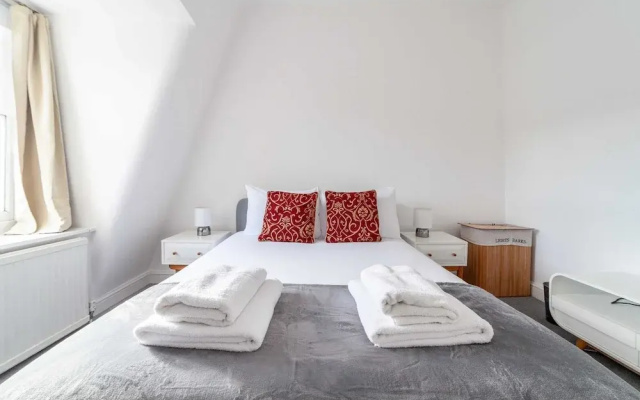 Bright and Spacious Earls Court Gem