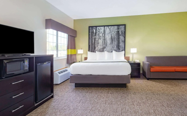 Emmetsburg Hotel and Suites