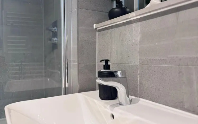 City Centre - 2-bed High Rise Apartment - Sleeps 4