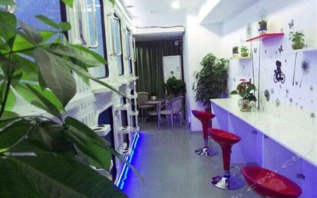 Chengdu Ziyouren Capsule Theme Hostel детские мероприятия