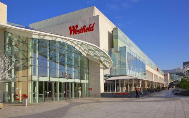 Отель Hilton London Kensington вид на фасад