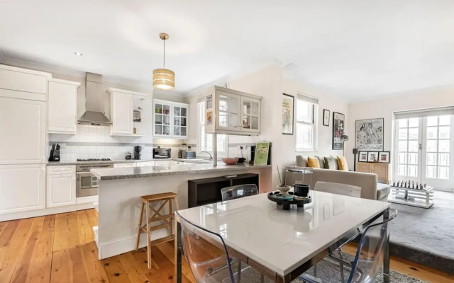 Stylish 1BR Kensington Home With Balcony