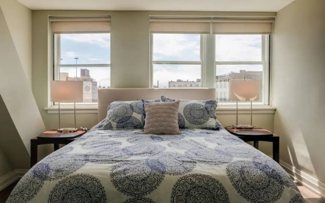Downtown Penthouse with Free Parking