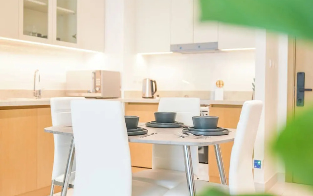 Yogi - Elegant Apartment With Balcony Amidst Vibrant Area