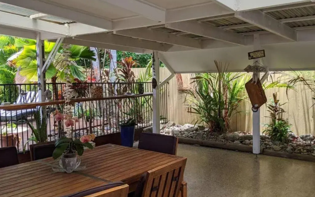 Tropical getaway with private pool 100m from beach