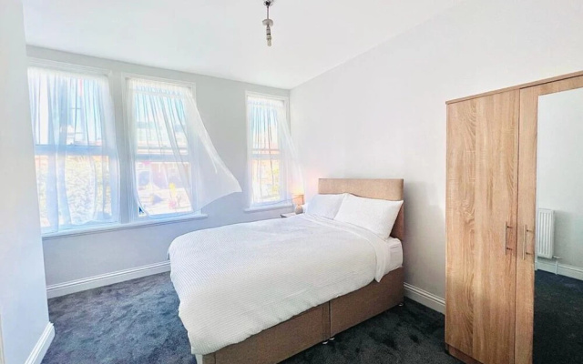 Spacious 6 double-bed rooms C2C Southend