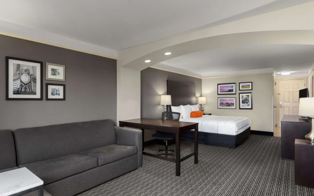 La Quinta Inn & Suites by Wyndham Santa Clarita - Valencia