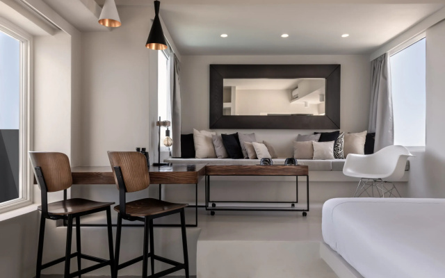Отель West East Suites