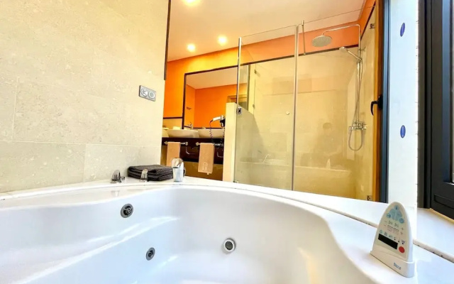 Villa Sleeps 6 With Pool Private & Sauna