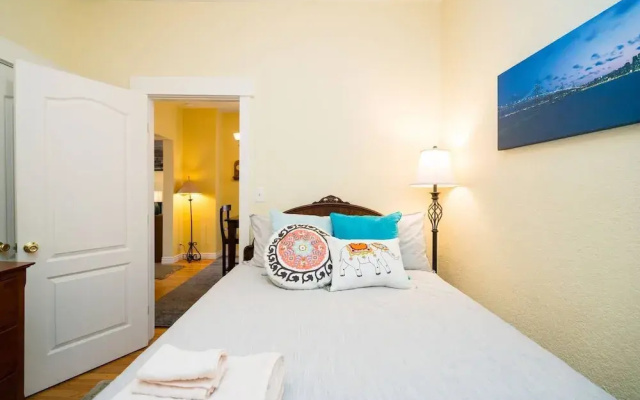 Artisan Victorian Spacious Backyard Great Location