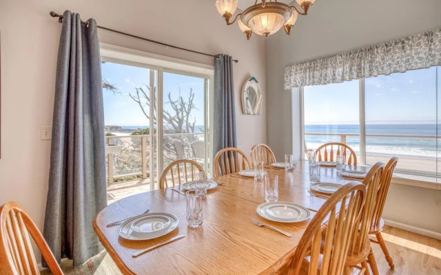 Oceanview Hot Tub and Cozy Bonus Room - Charming Coastal Retreat