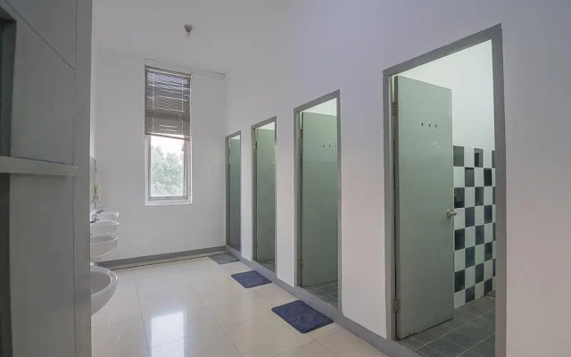 RedDoorz Hostel near Braga Citywalk
