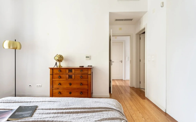 JOIVY Splendid 2BR Apt w/ parking&balcony, 10mins to Praça do Comércio