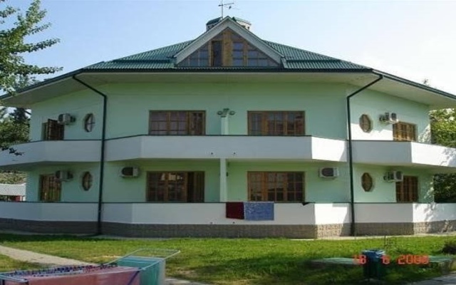 Гостиница База отдыха Искра в Анапе отзывы, цены и фото номеров - забронировать гостиницу База отдыха Искра онлайн Анапа вид на фасад
