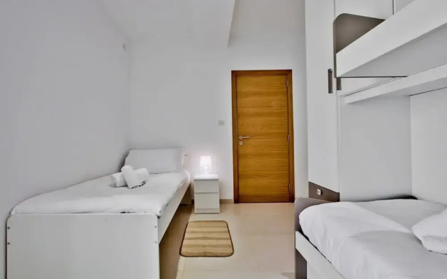 Stunning Sliema 2 Bed Apt Meters Away From Beach