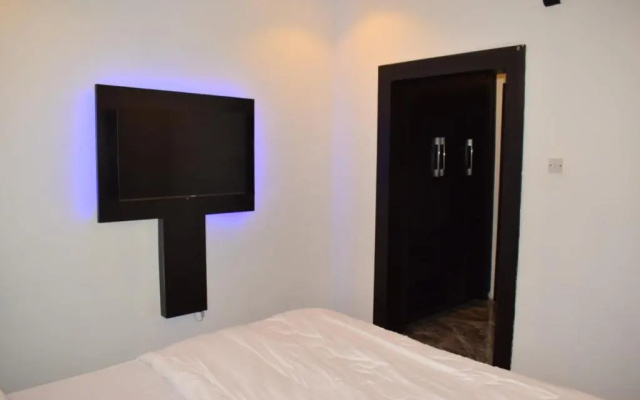 Tastefully Furnished 3 BR apartment