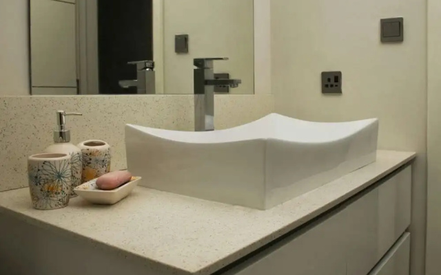 Modern 2-bed Sleeps 4 With Balcony