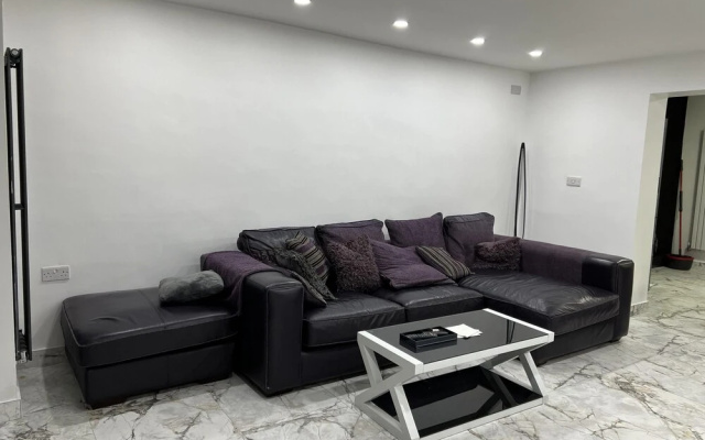 Penthouse Style 2 Bedroom House With Hot-tub