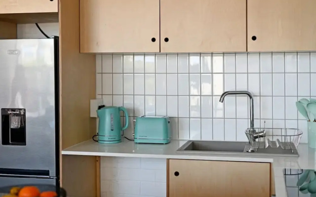 Modern 2-bed Bantry Bay 100m to Beach Ocean Bliss