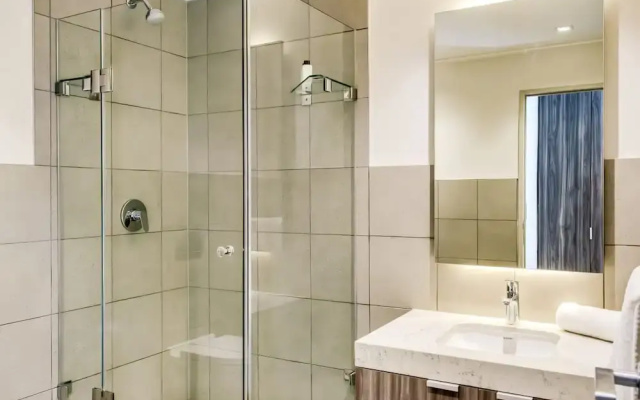 Contemporary Comfort at City Suite 905
