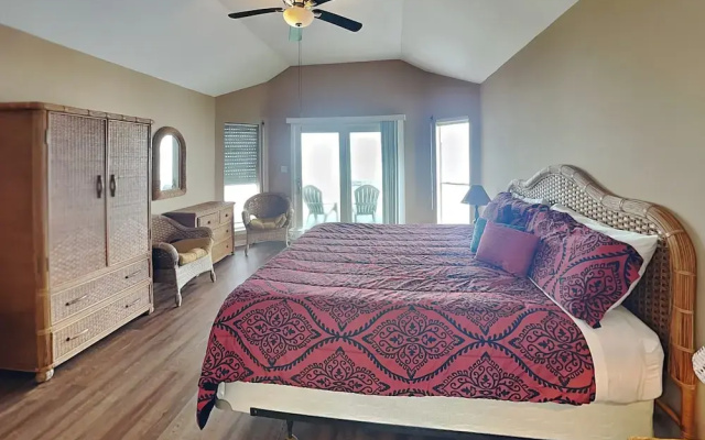 Whispering Sands Beachfront by Ryson Vacation Rentals