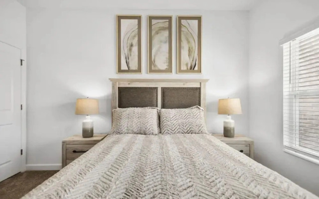 NEW King Bed Disney Contemporary Townhouse