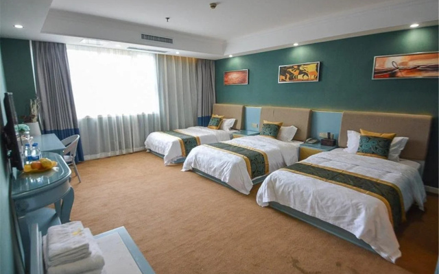 Yue Hotel (Wuhan University of Technology Wenzhi Street Subway Station)
