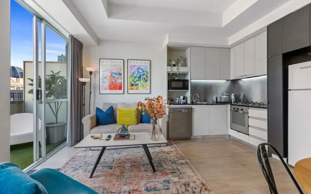 Sophisticated CBD 2-bed Apartment by Yarra River