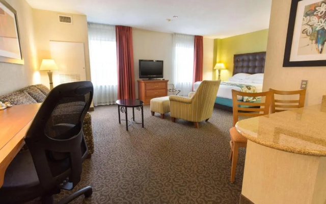 McAllen Plaza Hotel & Suites