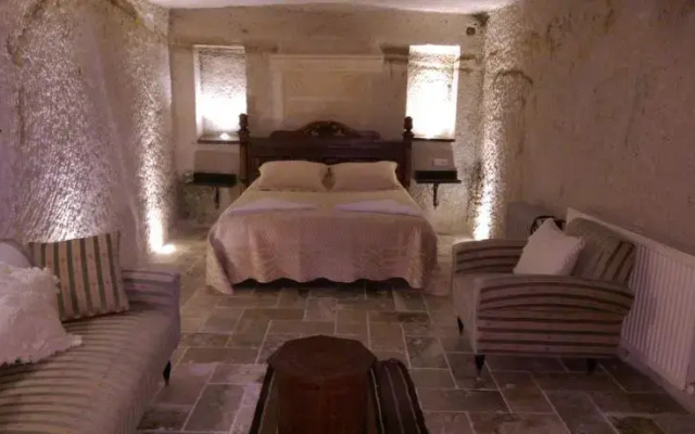 Oddest Cave Suite Aparts